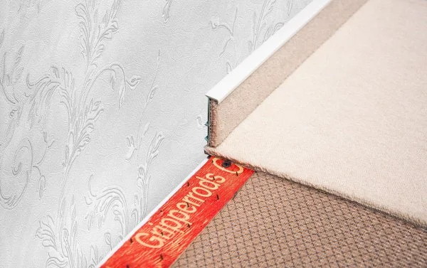 Плинтус для ковролина Korner Listwa 100 Белый 2,5м (50мм) в Нефтекамске