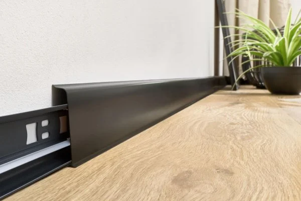 Плинтус пластиковый Arbiton INDO70 220 Чёрный матовый 2.5 м в Нефтекамске