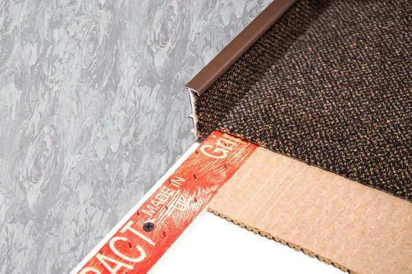 Плинтус для ковролина Korner Listwa 105 Темно-коричневый 2,5м (50мм) в Нефтекамске