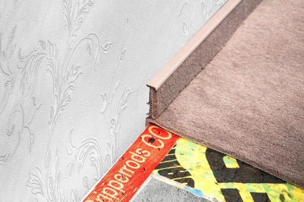 Плинтус для ковролина Korner Listwa 102 Беж 2,5м (50мм) в Нефтекамске